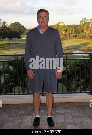 EXCLUSIF !! Jeb Bush est accompagné de son fils, Jeb Bush Jr, lorsqu'il participe au tournoi annuel AT&T Jeb Bush Florida Classic 17th sponsorisé par le tournoi d'or de la fondation Wasie au profit de la Fondation de fibrose kystique. Fort Lauderdale, Floride. 2nd novembre 2012. Banque D'Images