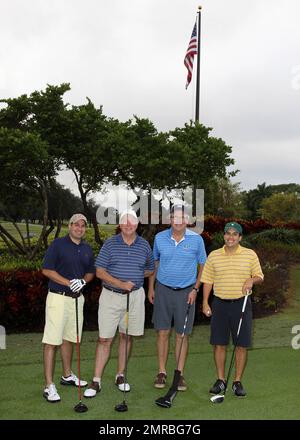 EXCLUSIF !! Jeb Bush est accompagné de son fils, Jeb Bush Jr, lorsqu'il participe au tournoi annuel AT&T Jeb Bush Florida Classic 17th sponsorisé par le tournoi d'or de la fondation Wasie au profit de la Fondation de fibrose kystique. Fort Lauderdale, Floride. 2nd novembre 2012. Banque D'Images