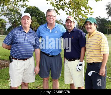 EXCLUSIF !! Jeb Bush est accompagné de son fils, Jeb Bush Jr, lorsqu'il participe au tournoi annuel AT&T Jeb Bush Florida Classic 17th sponsorisé par le tournoi d'or de la fondation Wasie au profit de la Fondation de fibrose kystique. Fort Lauderdale, Floride. 2nd novembre 2012. Banque D'Images