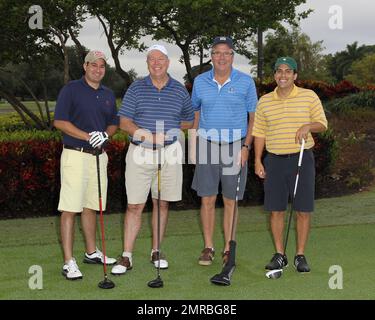 EXCLUSIF !! Jeb Bush est accompagné de son fils, Jeb Bush Jr, lorsqu'il participe au tournoi annuel AT&T Jeb Bush Florida Classic 17th sponsorisé par le tournoi d'or de la fondation Wasie au profit de la Fondation de fibrose kystique. Fort Lauderdale, Floride. 2nd novembre 2012. Banque D'Images