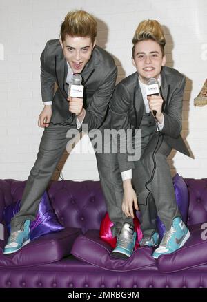 Le duo de chanteurs irlandais Jedward pose avec plaisir lors d'un appel photo à Londres. Les jumeaux John et Edward Grimes, chanteur pop de 18 ans, sont connus pour leur image inspirée de 80s, y compris leurs coiffures de style Flock of Seagulls, et sont arrivés à la gloire après avoir fait leur apparition sur la sixième série de l'émission télé-réalité « The X Factor ». Les garçons ont sorti leur premier album en juillet, Planet Jedward, numéro un en Irlande et numéro 17 au Royaume-Uni. Londres, Royaume-Uni. 08/17/10. Banque D'Images