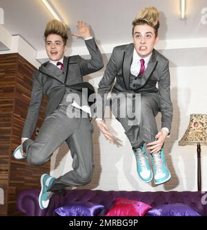 Le duo de chanteurs irlandais Jedward pose avec plaisir lors d'un appel photo à Londres. Les jumeaux John et Edward Grimes, chanteur pop de 18 ans, sont connus pour leur image inspirée de 80s, y compris leurs coiffures de style Flock of Seagulls, et sont arrivés à la gloire après avoir fait leur apparition sur la sixième série de l'émission télé-réalité « The X Factor ». Les garçons ont sorti leur premier album en juillet, Planet Jedward, numéro un en Irlande et numéro 17 au Royaume-Uni. Londres, Royaume-Uni. 08/17/10. Banque D'Images