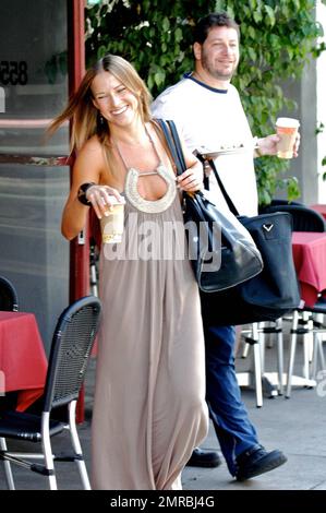 Exclusif !! Jeffrey Ross et son partenaire de danse, Edyta Sliwinska, s'emparer d'un peu de nourriture avant de se rendre à la répétition pour « Dancing with the Stars » à West Hollywood, Californie. 9/10/08. Banque D'Images