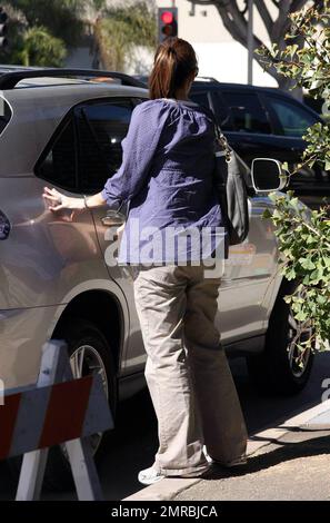 Jennifer Garner et sa fille Violet ont profité aujourd'hui d'une journée de "momie et moi" à Santa Monica. Leur premier arrêt a été à la mine Color Me où Violet a obtenu pour faire quelques métiers. Puis Jennifer, qui est la bosse de bébé de plus en plus évidente au jour le jour, a traité Violet à une expérience de déjeuner décidément haut de gamme à Houston. Le duo rendit alors à la maison, probablement à temps pour le temps de la sieste de Violet. Los Angeles, Californie. 10/16/08. Banque D'Images