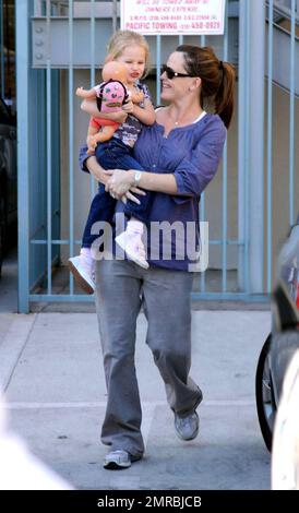 Jennifer Garner et sa fille Violet ont profité aujourd'hui d'une journée de "momie et moi" à Santa Monica. Leur premier arrêt a été à la mine Color Me où Violet a obtenu pour faire quelques métiers. Puis Jennifer, qui est la bosse de bébé de plus en plus évidente au jour le jour, a traité Violet à une expérience de déjeuner décidément haut de gamme à Houston. Le duo rendit alors à la maison, probablement à temps pour le temps de la sieste de Violet. Los Angeles, Californie. 10/16/08. Banque D'Images