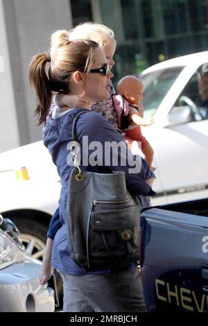 Jennifer Garner et sa fille Violet ont profité aujourd'hui d'une journée de "momie et moi" à Santa Monica. Leur premier arrêt a été à la mine Color Me où Violet a obtenu pour faire quelques métiers. Puis Jennifer, qui est la bosse de bébé de plus en plus évidente au jour le jour, a traité Violet à une expérience de déjeuner décidément haut de gamme à Houston. Le duo rendit alors à la maison, probablement à temps pour le temps de la sieste de Violet. Los Angeles, Californie. 10/16/08. Banque D'Images