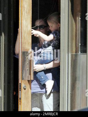 Jennifer Garner et sa fille Violet ont profité aujourd'hui d'une journée de "momie et moi" à Santa Monica. Leur premier arrêt a été à la mine Color Me où Violet a obtenu pour faire quelques métiers. Puis Jennifer, qui est la bosse de bébé de plus en plus évidente au jour le jour, a traité Violet à une expérience de déjeuner décidément haut de gamme à Houston. Le duo rendit alors à la maison, probablement à temps pour le temps de la sieste de Violet. Los Angeles, Californie. 10/16/08. Banque D'Images