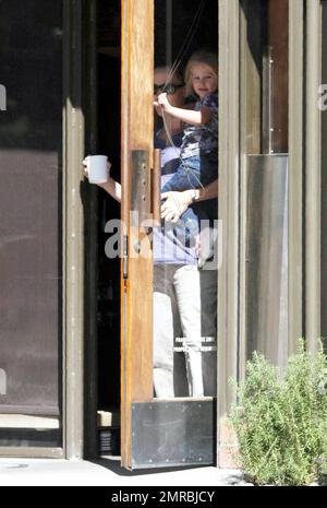 Jennifer Garner et sa fille Violet ont profité aujourd'hui d'une journée de "momie et moi" à Santa Monica. Leur premier arrêt a été à la mine Color Me où Violet a obtenu pour faire quelques métiers. Puis Jennifer, qui est la bosse de bébé de plus en plus évidente au jour le jour, a traité Violet à une expérience de déjeuner décidément haut de gamme à Houston. Le duo rendit alors à la maison, probablement à temps pour le temps de la sieste de Violet. Los Angeles, Californie. 10/16/08. Banque D'Images