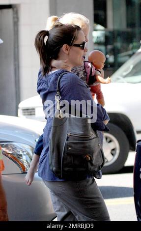Jennifer Garner et sa fille Violet ont profité aujourd'hui d'une journée de "momie et moi" à Santa Monica. Leur premier arrêt a été à la mine Color Me où Violet a obtenu pour faire quelques métiers. Puis Jennifer, qui est la bosse de bébé de plus en plus évidente au jour le jour, a traité Violet à une expérience de déjeuner décidément haut de gamme à Houston. Le duo rendit alors à la maison, probablement à temps pour le temps de la sieste de Violet. Los Angeles, Californie. 10/16/08. Banque D'Images