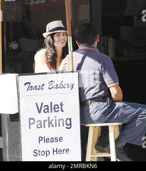 Jenna Dewan, actrice et épouse de Channing Tatum, se présente pour un déjeuner avec un ami au Toast Cafe de West Hollywood. Los Angeles, Californie. 04/30/11. Banque D'Images