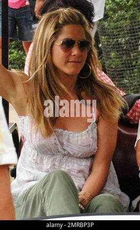 L'actrice Jennifer Aniston se détend et apprécie le temps hawaïen alors qu'elle est conduite autour du « Just Go with IT » dans une voiturette de golf. Le tournage de la comédie romantique, co-mettant en vedette Adam Sandler et Nicole Kidman, a commencé à Maui il y a quelques semaines après le tournage à Los Angeles en mars. Jennifer a pris la facilité et tenu serré pour la course. Maui, Bonjour. 05/03/10. Banque D'Images