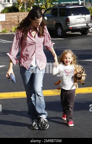 Jennifer Garner, maman qui se déporte, passe la journée avec sa fille Violet en remorquage. Le Garner vêtu de façon décontractée tient la main de Violet comme le jeune porte certaines de ses poupées comme compagnie. Los Angeles, Californie. 11/15/09. Banque D'Images