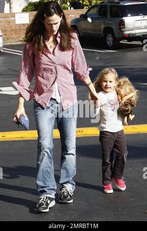 Jennifer Garner, maman qui se déporte, passe la journée avec sa fille Violet en remorquage. Le Garner vêtu de façon décontractée tient la main de Violet comme le jeune porte certaines de ses poupées comme compagnie. Los Angeles, Californie. 11/15/09. Banque D'Images