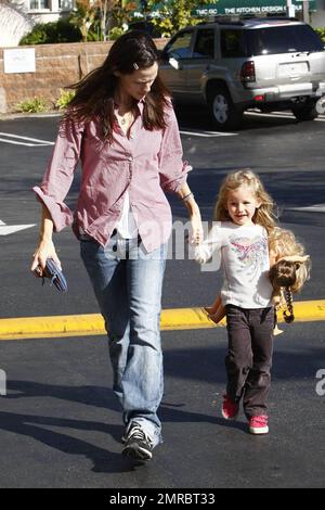 Jennifer Garner, maman qui se déporte, passe la journée avec sa fille Violet en remorquage. Le Garner vêtu de façon décontractée tient la main de Violet comme le jeune porte certaines de ses poupées comme compagnie. Los Angeles, Californie. 11/15/09. Banque D'Images