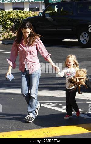 Jennifer Garner, maman qui se déporte, passe la journée avec sa fille Violet en remorquage. Le Garner vêtu de façon décontractée tient la main de Violet comme le jeune porte certaines de ses poupées comme compagnie. Los Angeles, Californie. 11/15/09. Banque D'Images