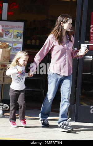 Jennifer Garner, maman qui se déporte, passe la journée avec sa fille Violet en remorquage. Le Garner vêtu de façon décontractée tient la main de Violet comme le jeune porte certaines de ses poupées comme compagnie. Los Angeles, Californie. 11/15/09. Banque D'Images