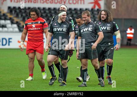 L'ancien Ospreys et le joueur de rugby Campbell Johnstone (2nd à droite) ont photographié pour discuter avec ses coéquipiers Ospreys après la coupe Heineken entre Ospreys et Toulouse au Liberty Stadium de Swansea, Royaume-Uni, en décembre 2012. Banque D'Images