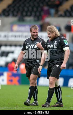 L'ancien Ospreys et le joueur de rugby tout-noir Campbell Johnstone (à gauche) photographiés discutant avec Duncan Jones après la coupe Heineken entre Ospreys et Toulouse au Liberty Stadium de Swansea, Royaume-Uni, en décembre 2012. Banque D'Images