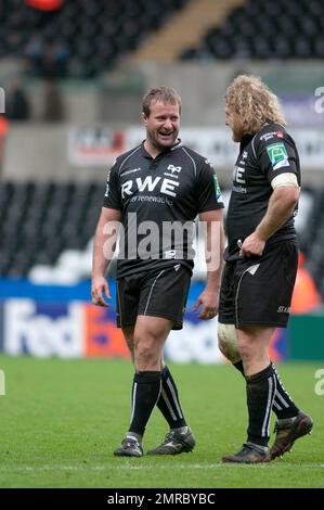 L'ancien Ospreys et le joueur de rugby tout-noir Campbell Johnstone (à gauche) photographiés discutant avec Duncan Jones après la coupe Heineken entre Ospreys et Toulouse au Liberty Stadium de Swansea, Royaume-Uni, en décembre 2012. Banque D'Images