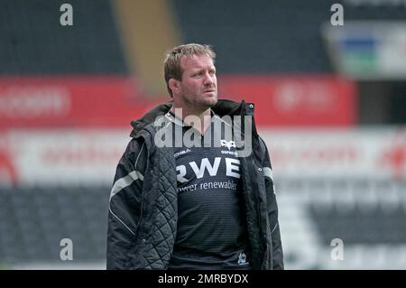 L'ancien Ospreys et le joueur de rugby Campbell Johnstone tous noirs ont été photographiés pendant la coupe Heineken entre Ospreys et Toulouse au Liberty Stadium de Swansea, au Royaume-Uni, en décembre 2012. Banque D'Images