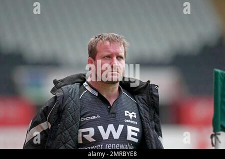 L'ancien Ospreys et le joueur de rugby Campbell Johnstone tous noirs ont été photographiés pendant la coupe Heineken entre Ospreys et Toulouse au Liberty Stadium de Swansea, au Royaume-Uni, en décembre 2012. Banque D'Images