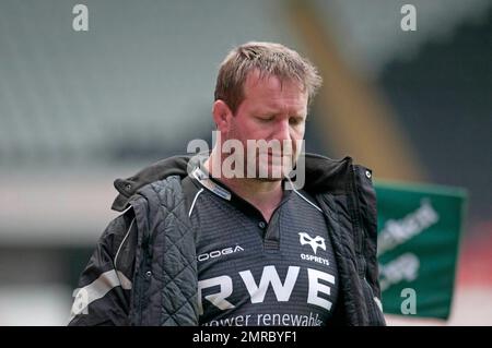 L'ancien Ospreys et le joueur de rugby Campbell Johnstone tous noirs ont été photographiés pendant la coupe Heineken entre Ospreys et Toulouse au Liberty Stadium de Swansea, au Royaume-Uni, en décembre 2012. Banque D'Images