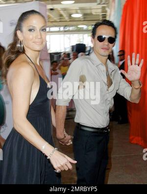 L'actrice américaine, la chanteuse et propriétaire minoritaire de la Miami Dolphin Jennifer Lopez marche le tapis orange avec son mari Marc Anthony au Land Shark Stadium pour le match du Miami Dolphin contre les New Orleans Saints à Miami, en Floride. 10/25/09. Banque D'Images