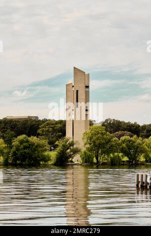 Un cliché vertical du Carillon national sur l'île Queen Elizabeth II dans le lac Burley Griffin à Parkes, en Australie Banque D'Images