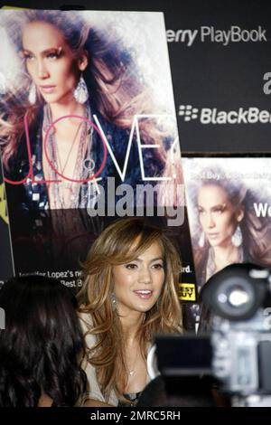 Jennifer Lopez participe au lancement du BlackBerry Playbook et de son nouvel album « Love? » Au Best Buy de Los Angeles. Le juge américain Idol avait l'air fantastique de porter un haut tube noir et un pantalon assorti. Los Angeles, Californie. 04/19/11 Banque D'Images
