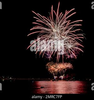 Vue panoramique sur les explosions de feu colorées au-dessus du port depuis la batterie de la reine Anne la nuit Banque D'Images