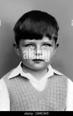 1961 CA , Macclesfield , Cheshire , GRANDE-BRETAGNE : le célèbre chanteur et compositeur britannique Rock Star IAN CURTIS ( 1956 - 1980 ), leader de la New Wave Group JOY DIVISION , quand était un jeune garçon de 5 ans . Photographe inconnu. - HISTOIRE - FOTO STORICHE - Personalità da bambino bambini da giovane - personnalités quand était jeune - FANTAZIA - ENFANCE - BAMBINO - BÉBÉ - BÉBÉ - BAMBINI - ENFANTS - ENFANT - MUSIQUE POP - MUSICA - cantante - COMPOMIBORE - ROCK STAR - SOMBRE - POST PUNK --- ARCHIVIO GBB Banque D'Images