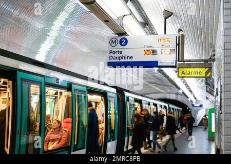 Paris, France sur 31 janvier 2023. L'illustration montre la plate-forme d'une station de métro parisienne (métro RATP ou Metropolitain), à Paris, France sur 31 janvier 2023. Les syndicats ont appelé à une grève et à d'autres manifestations pour protester contre le projet de loi sur la réforme des retraites. Photo de Victor Joly/ABACAPRESS.COM Banque D'Images