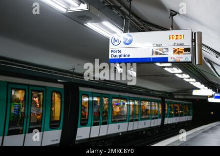 Paris, France sur 31 janvier 2023. L'illustration montre la plate-forme d'une station de métro parisienne (métro RATP ou Metropolitain), à Paris, France sur 31 janvier 2023. Les syndicats ont appelé à une grève et à d'autres manifestations pour protester contre le projet de loi sur la réforme des retraites. Photo de Victor Joly/ABACAPRESS.COM Banque D'Images