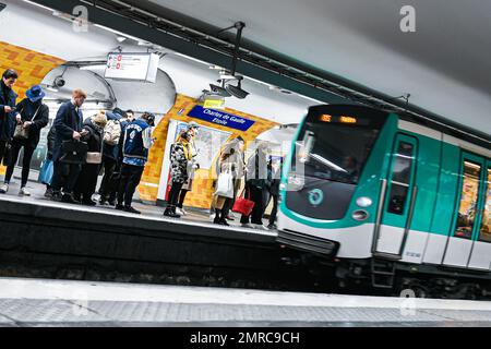Paris, France sur 31 janvier 2023. L'illustration montre la plate-forme d'une station de métro parisienne (métro RATP ou métro métropolitain Charles de Gaulle Etoile), à Paris, France sur 31 janvier 2023. Les syndicats ont appelé à une grève et à d'autres manifestations pour protester contre le projet de loi sur la réforme des retraites. Photo de Victor Joly/ABACAPRESS.COM Banque D'Images