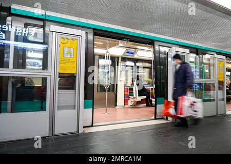 Paris, France sur 31 janvier 2023. L'illustration montre la plate-forme d'une station de métro parisienne (métro RATP ou Metropolitain), avec des personnes (passagers) à Paris, France sur 31 janvier 2023. Les syndicats ont appelé à une grève et à d'autres manifestations pour protester contre le projet de loi sur la réforme des retraites. Photo de Victor Joly/ABACAPRESS.COM Banque D'Images