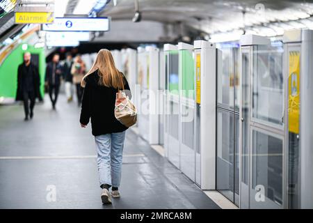 Paris, France sur 31 janvier 2023. L'illustration montre la plate-forme d'une station de métro parisienne (métro RATP ou Metropolitain), avec des personnes (passagers) à Paris, France sur 31 janvier 2023. Les syndicats ont appelé à une grève et à d'autres manifestations pour protester contre le projet de loi sur la réforme des retraites. Photo de Victor Joly/ABACAPRESS.COM Banque D'Images