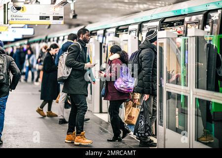 Paris, France sur 31 janvier 2023. L'illustration montre la plate-forme d'une station de métro parisienne (métro RATP ou Metropolitain), avec des personnes (passagers) à Paris, France sur 31 janvier 2023. Les syndicats ont appelé à une grève et à d'autres manifestations pour protester contre le projet de loi sur la réforme des retraites. Photo de Victor Joly/ABACAPRESS.COM Banque D'Images