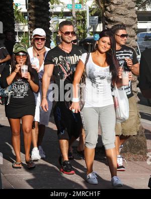 Michael 'la situation' Sorrentino, Nicole 'Snooki' Polizzi, Paul 'DJ Pauly d'' Delvecchio, Jenni 'JWoww' Farley, Ronnie Ortiz-Magro et Vinny Guadagnino Strut le long d'Ocean Drive tout en filmant à Miami des scènes pour la deuxième saison de l'émission de réalité à succès de MTV 'Jersey Shore'. Les membres de l'équipage font leur chemin le long de la rue et finissent dans un restaurant où ils ont tous des margaritas roses massives et ont le déjeuner. Miami Beach, Floride. 04/06/10. . Banque D'Images