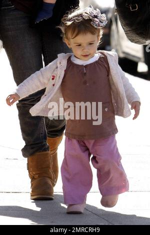 Jessica Alba, son mari Cash Warren et sa fille d'honneur passent la journée ensemble et prennent une sortie en famille, se promener à West Hollywood, CA. 11/22/09. Banque D'Images