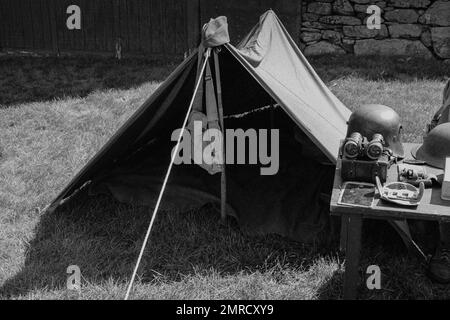 Une tente est vide dans un camp de reconstitution de la première Guerre mondiale au Musée du patrimoine américain. Hudson, New Hampshire. Les images ont été capturées en noir et blanc analogique f Banque D'Images