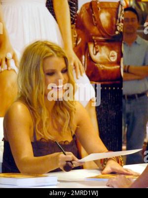 Jessica Simpson, chanteuse et entrepreneur, signe des autographes pour les fans dans un grand magasin Dilliards. Au cours de la session, Jessica avait l'air belle dans une robe noire et a passé un certain temps avec un chien qui a posé sur la table à côté d'elle pour une partie de l'événement. Scottsdale, Arizona. 3/21/09. Banque D'Images