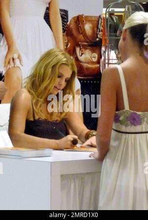 Jessica Simpson, chanteuse et entrepreneur, signe des autographes pour les fans dans un grand magasin Dilliards. Au cours de la session, Jessica avait l'air belle dans une robe noire et a passé un certain temps avec un chien qui a posé sur la table à côté d'elle pour une partie de l'événement. Scottsdale, Arizona. 3/21/09. Banque D'Images
