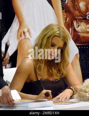 Jessica Simpson, chanteuse et entrepreneur, signe des autographes pour les fans dans un grand magasin Dilliards. Au cours de la session, Jessica avait l'air belle dans une robe noire et a passé un certain temps avec un chien qui a posé sur la table à côté d'elle pour une partie de l'événement. Scottsdale, Arizona. 3/21/09. Banque D'Images