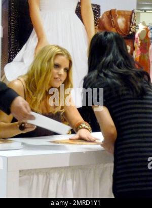 Jessica Simpson, chanteuse et entrepreneur, signe des autographes pour les fans dans un grand magasin Dilliards. Au cours de la session, Jessica avait l'air belle dans une robe noire et a passé un certain temps avec un chien qui a posé sur la table à côté d'elle pour une partie de l'événement. Scottsdale, Arizona. 3/21/09. Banque D'Images