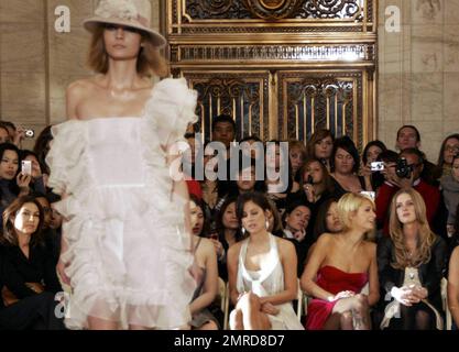 Comme un modèle au salon de la mode Jill Stuart passe avec une robe à voir et un autre a un défaut de garde-robe sur la piste, Michelle Trachtenberg, Jessica Stroup, Paris Hilton, Nicky Hilton et Amanda Bynes réagissent en étant assis au premier rang pendant la Mercedes Benz Fashion week à New York, NY. 2/16/09. Banque D'Images