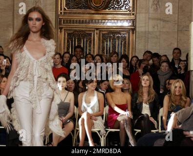 Comme un modèle au salon de la mode Jill Stuart passe avec une robe à voir et un autre a un défaut de garde-robe sur la piste, Michelle Trachtenberg, Jessica Stroup, Paris Hilton, Nicky Hilton et Amanda Bynes réagissent en étant assis au premier rang pendant la Mercedes Benz Fashion week à New York, NY. 2/16/09. Banque D'Images