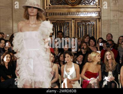 Comme un modèle au salon de la mode Jill Stuart passe avec une robe à voir et un autre a un défaut de garde-robe sur la piste, Michelle Trachtenberg, Jessica Stroup, Paris Hilton, Nicky Hilton et Amanda Bynes réagissent en étant assis au premier rang pendant la Mercedes Benz Fashion week à New York, NY. 2/16/09. Banque D'Images