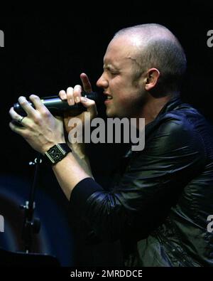 Isaac Slade, chanteur et pianiste principal du groupe de rock alternatif et de piano The Fray, se produit lors du Jingle ball Y100 au BankAtlantic Centre de Sunrise, FL. 12/12/09. Banque D'Images