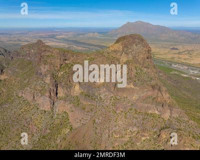 Vue aérienne de Picacho Peak dans le parc national de Picacho Peak, dans le comté de Pinal, Arizona, États-Unis. Banque D'Images