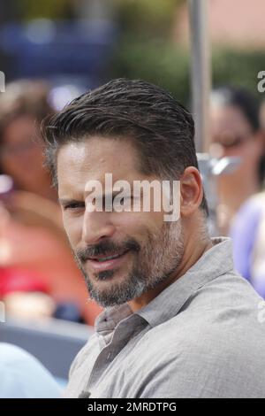 Joe Manganiello, star de « True Blood », est repéré à Universal CityWalk pour une bande de son programme de divertissement « Extra » à Los Angeles, en Californie. 11 juin 2014. Banque D'Images